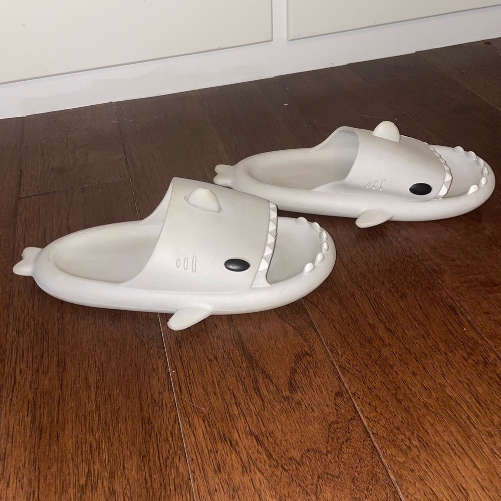 Shark Slippers (white & grey) - Picture 2 of 3